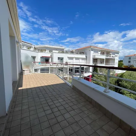 Lumineux Et Spacieux Avec Terrasses Et Ascenseur En Centre-ville De - Fr-1-494-182 Apartment Royan